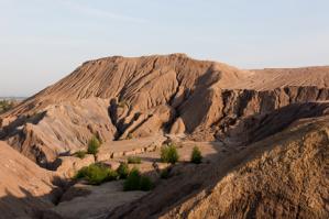 Hazardous elements speciation in sandy, alkaline coal mine overburden by using different sequential extraction procedures
